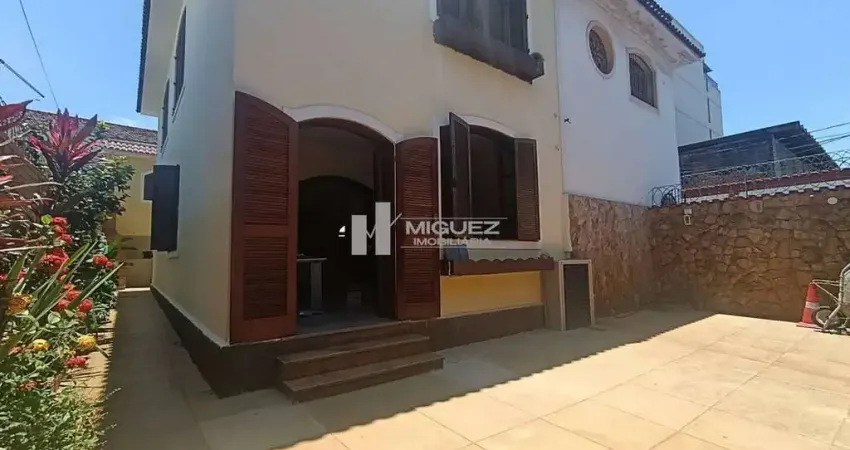 Vende-se casa na rua pedro guedes com 242m² composta por 6 quartos, 4 banheiros e vaga para até 2 carros. à 350m do metrô de são cristovão. perfeita para uso residencial ou comercial