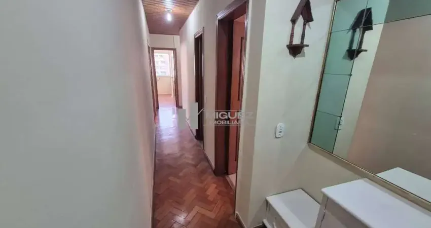 Alugo apartamento na av. heitor beltrão - tijuca. são 3 quartos, sendo 1 suíte, 1 vaga na garagem e próximo a estação de metrô afonso pena.