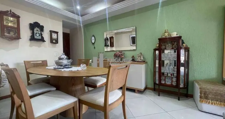 Na rua pereira nunes, tijuca — apartamento à venda em ponto privilegiado! próximo ao shopping tijuca e ao metrô saens pena. possui varanda, sala ampla em dois ambientes, dois quartos (um suíte), copa-