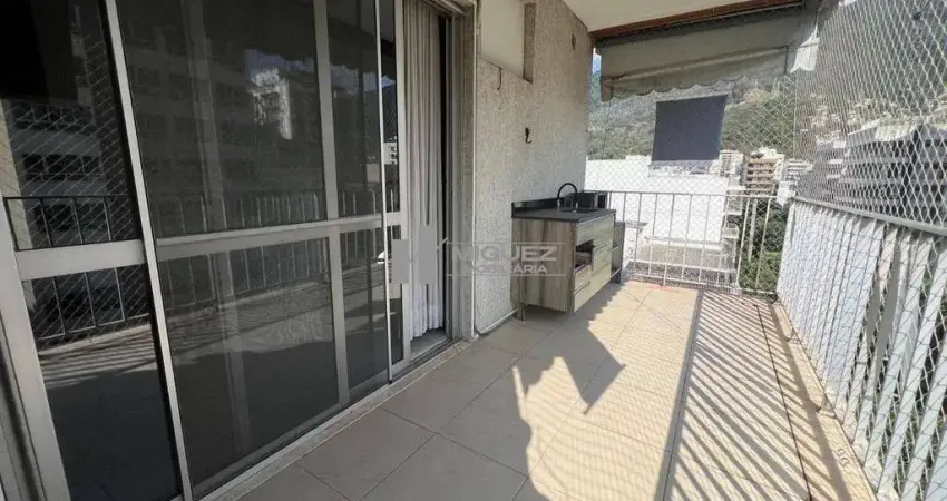 Apartamento à venda na rua joão alfredo, tijuca. imóvel espaçoso com 3 dormitórios (1 suíte), 2 varandas, banheiro social, cozinha equipada com armários e dependências completas. conta com 2 vagas de 