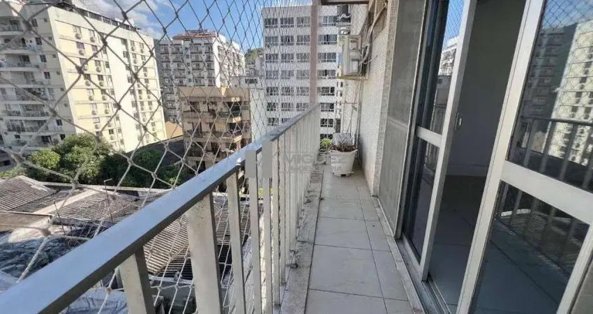 Na tijuca, um excelente apartamento à venda na rua joão alfredo. são 3 quartos, sendo 1 suíte, 2 varandas com boa ventilação, cozinha com armários, banheiro social e dependências completas. possui 2 v