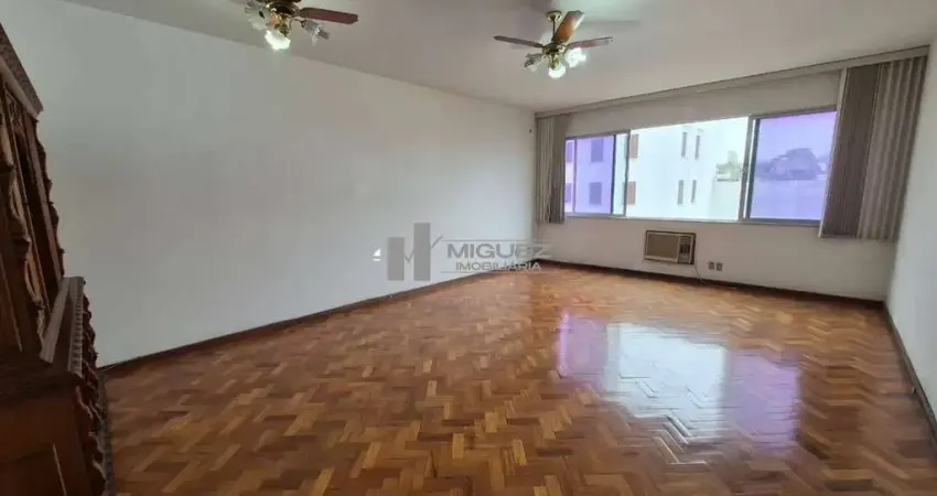 Apartamento à venda na rua antônio basílio, na tijuca. unidade ampla, com 3 quartos, sendo 1 suíte, dependências completas e 1 vaga de garagem. localização prática, a poucos minutos da estação de metr