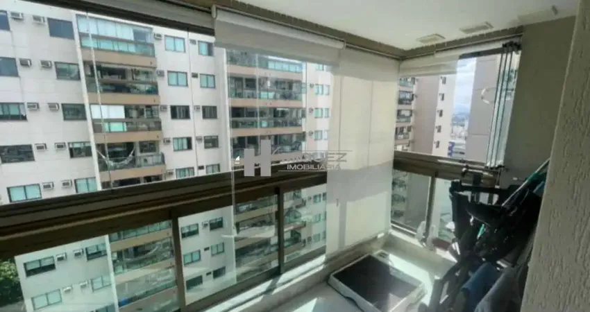 Imóvel à venda no Condomínio Aquarela Carioca, Tijuca. Apartamento com 2 quartos, sendo uma suíte, e varanda, oferecendo conforto e praticidade.