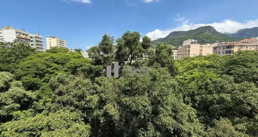Apartamento exclusivo à venda, Rua Martins Pena, Tijuca. 90m², 2 quartos sendo 1 suíte, dependências e sol manhã. Código 23962