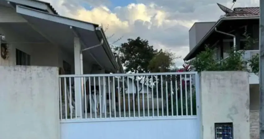 Casa em itaipava km12 com 02 dormitórios terreno compartilhado para locação