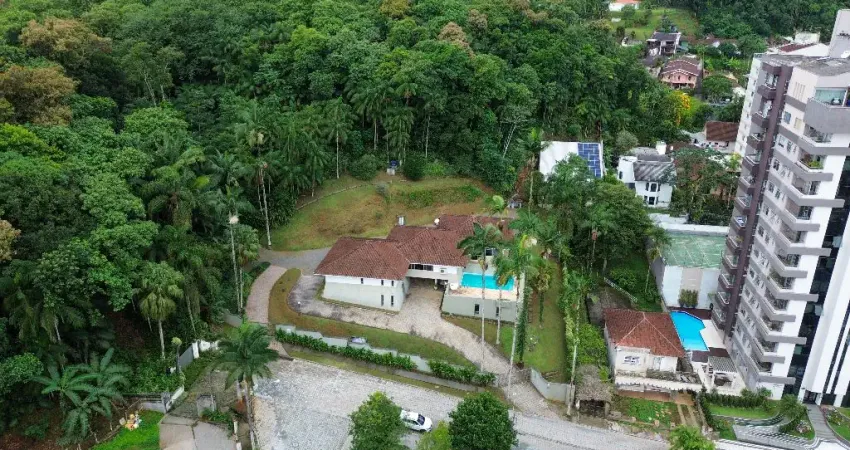 Casa plana averbada com 4 quartos ( 2 suítes) à venda no bairro Saguaçu em Joinville - SC por R$ 2.800.000,00.