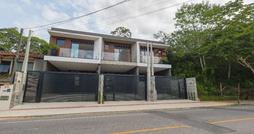 Sobrado geminado de alto padrão com 1 suíte mais 2 quartos à venda no bairro Anita Garibaldi em Joinville - SC por RS 1.190.000,00