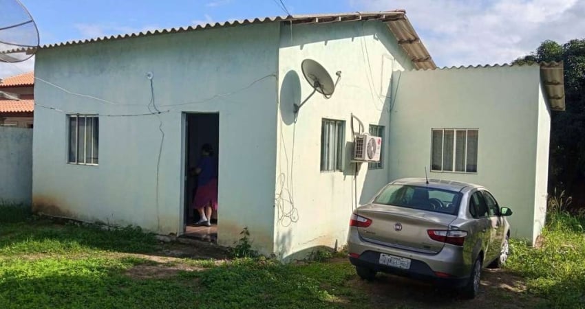 Casa à venda com 3 quartos e quintal grande em Araruama/RJ