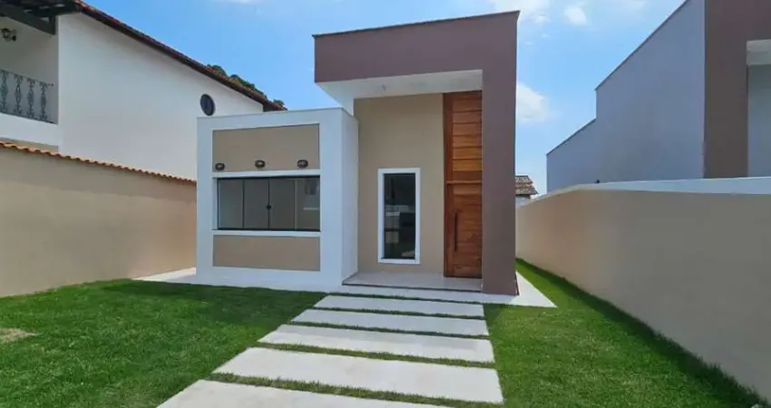 Linda casa com quintal amplo à venda na pontinha, araruama/rj