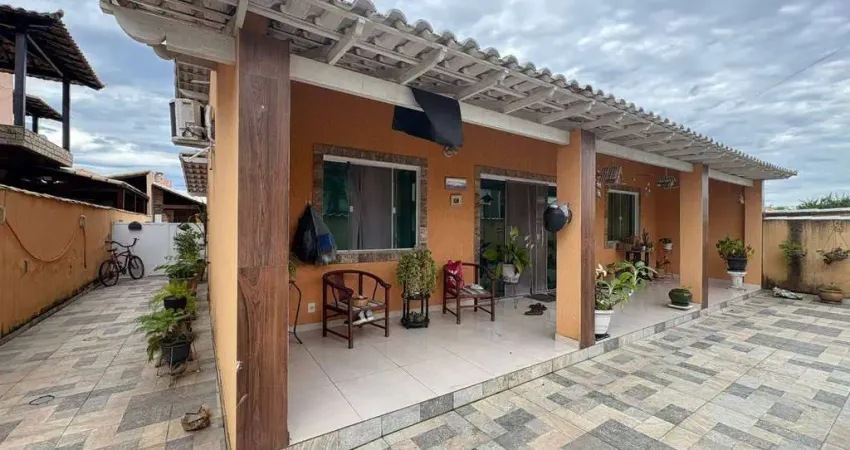 Casa espaçosa com suíte e piscina em condomínio araruama/rj