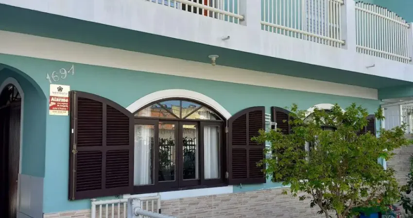 Casa Sobrado  com 4 quartos  01 suíte em Barreiros- São José/SC