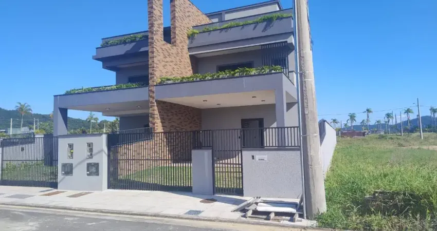 Casa/sobrado com 3 dormitórios, com piscina, Ingleses do Rio Vermelho, Florianópolis.