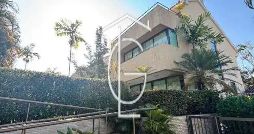 Belíssima casa de 250 m², reformada, em condomínio no bairro do monteiro