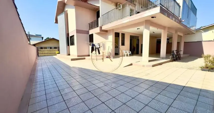 Casa com 6 dormitórios a poucos passos da futura Av. Beira-Mar no Jardim Atlântico