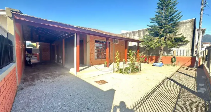 Casa térrea com amplo terreno e edícula nos fundos no bairro Rio Grande em Palhoça.