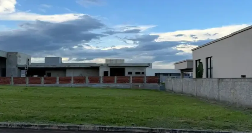 Lote bem localizado na avenida GT 1 no condomínio Grand Trianon