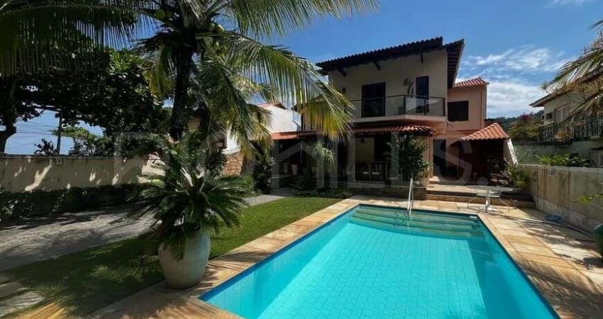 Casa de Alto Padrão com 5 quartos, à venda na quadra da Praia de Itacoatiara, Niteró/RJ