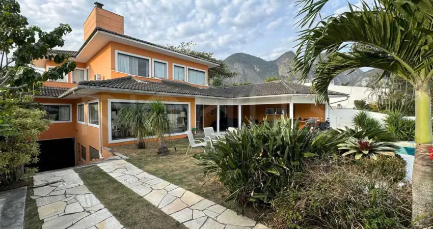 Casa de Alto Padrão com 6 quartos e 450m², à venda na Praia de Itacoatiara, Niterói/RJ