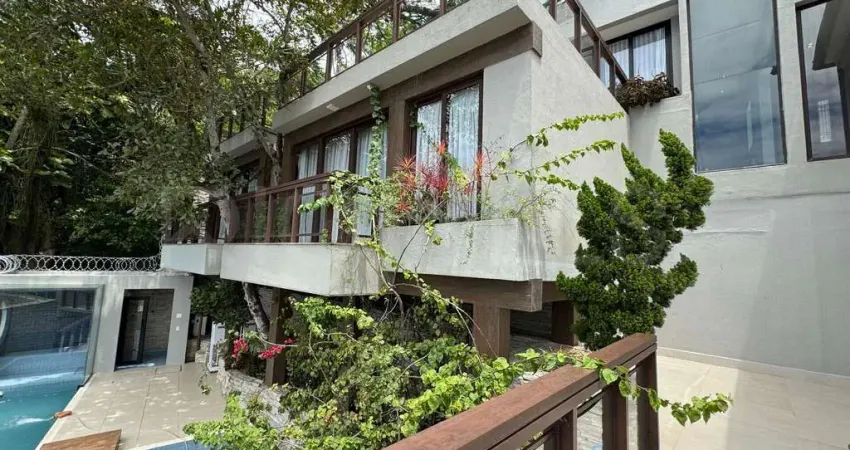 Casa À Beira D'Água de 5 quartos, com 800m², à venda em São Francisco, Niterói/RJ