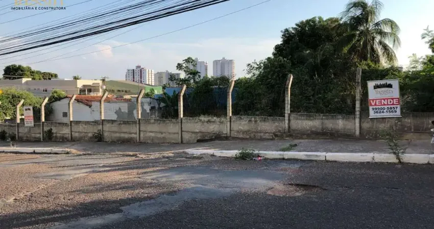 Terreno de esquina à venda no Araés