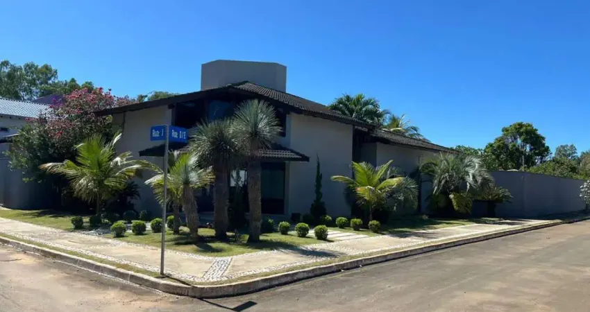 Casa à venda no Condomínio Village 01 ? 3 quartos (1 suíte), 3 salas, 4 vagas de garagem e 400m² de área construída