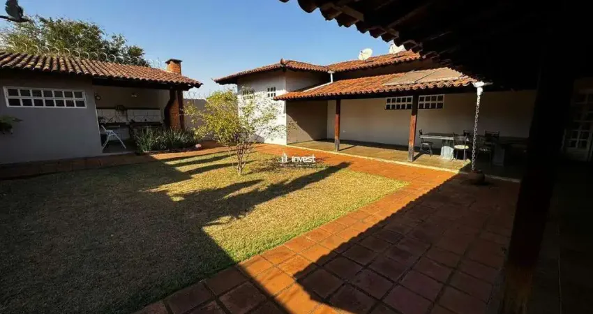 Casa bem espaçosa e bem localizada no bairro Santa Maria.