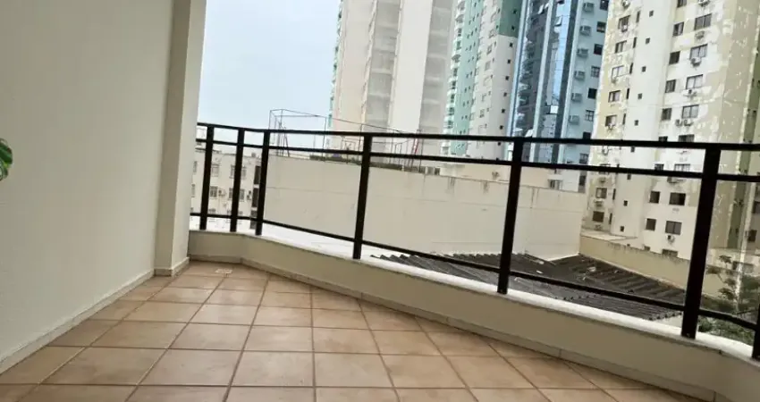 Apto 3 quartos com 2 vagas mobiliado no centro de balneário camboriú