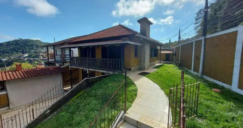 Casa com 4 dormitórios à venda, 135 m² por r$ 580.000 - araras - teresópolis/rj