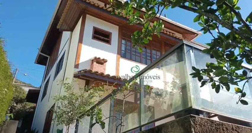 Casa com 3 dormitórios à venda, 237 m² por r$ 850.000,00 - albuquerque - teresópolis/rj