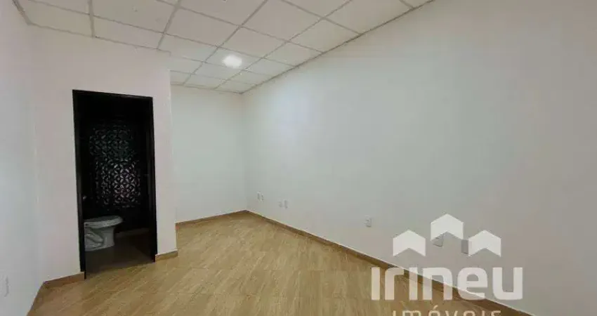 Sala comercial localizada em galeria com áreas verdes e espaço aconchegante!