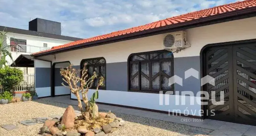 Casa com 3 quartos para alugar na Rua Gustavo Richard, 83, Guanabara, Joinville