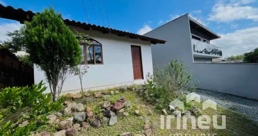Paz e tranquilidade - casa em rua sem saída com amplo quintal!