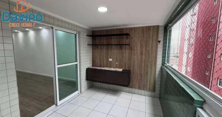 Apartamento semi mobiliado há 200 metros mar do canto do forte sacada sala dois ambientes elevador.