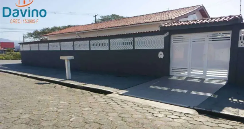 LINDA CASA EM MONGAGUÁ COM 3 DORMITÓRIOS, A MENOS DE 200 METROS DA PRAIA, $550.000 ACEITA FINANCIAMENTO BANCÁRIO, FGTS, MINHA CASA, MINHA VIDA