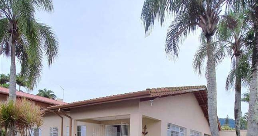 LINDA CASA ISOLADA NO FLÓRIDA 3 DORMS. + EDICULA, 300 METROS DA PRAIA
