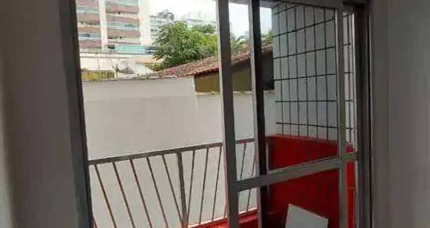 Apartamento de 01 dormitório, térreo, com sacada, 1 vaga de garagem coletiva. Pertinho da praia. Oportunidade!!