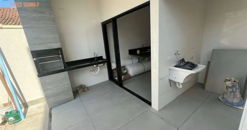 SOBRADO NO CANTO DO FORTE,3 SUÍTES COM FINO ACABAMENTO, ESPAÇO GOURMET COM CHURRASQUEIRA E PISCINA PRIVATIVOS.