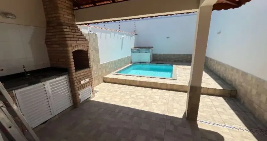 Casa térrea reformada com piscina e churrasqueira lado praia