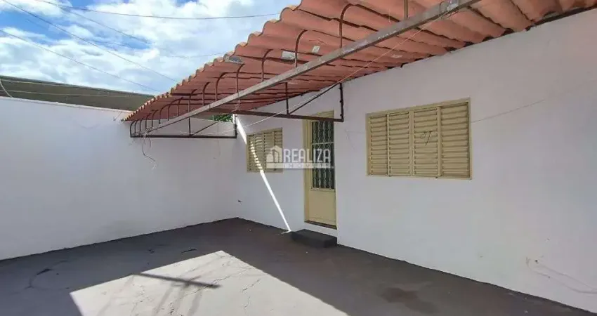 Casa com 3 Quarto(s) e 2 banheiro(s) para Alugar, 81 m² por R$ 1130 / Mês