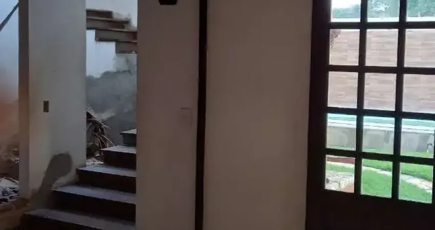 Casa com 3 Quarto(s) e 3 banheiro(s) para Alugar, 240 m² por R$ 2500 / Mês