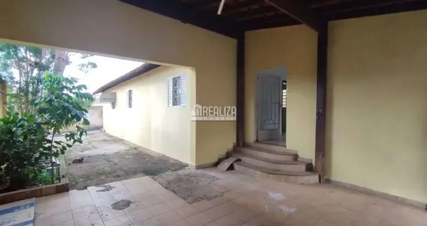 Casa com 3 quarto(s) e 2 banheiro(s) para alugar, 165 m² por r$ 1668 / mês