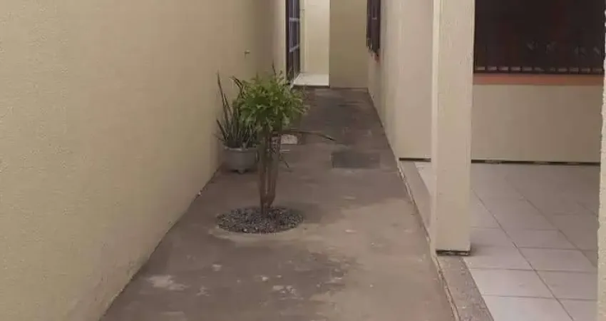 Casa com 4 quarto(s) e 3 banheiro(s) para alugar, 300 m² por r$ 1800 / mês