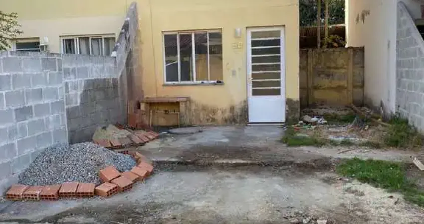 Casa em condomínio com 2 quarto(s) e 1 banheiro(s) para alugar, 70 m² por r$ 800 / mês