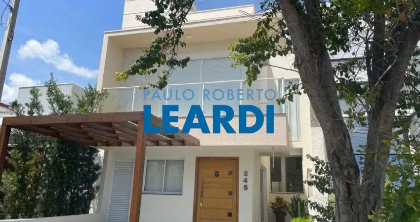 Casa em condomínio com 3 quarto(s) e 5 banheiro(s) para alugar, 214 m² por r$ 7500 / mês