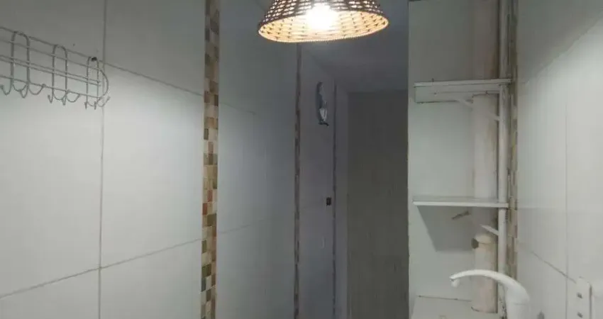 Casa em Condomínio com 2 Quarto(s) e 1 banheiro(s) para Alugar, 48 m² por R$ 880 / Mês