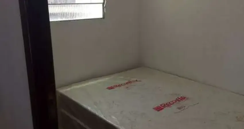 Casa em Condomínio com 2 Quarto(s) e 1 banheiro(s) para Alugar, 45 m² por R$ 990 / Mês