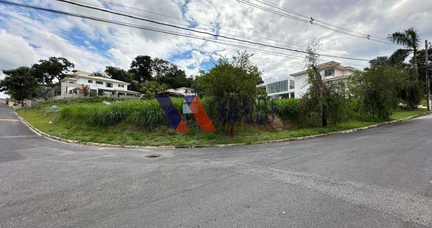 Lote de esquina com 1.500m² à venda, condomínio Montserrat.