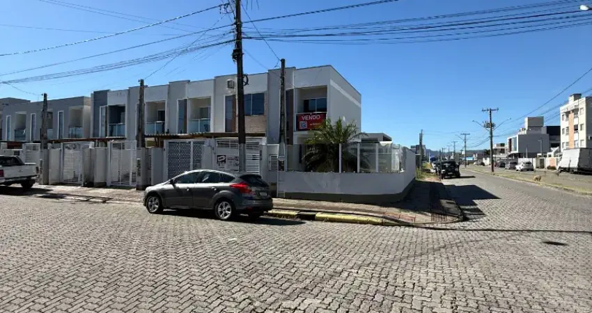 Sobrado 2 dormitórios sendo um banheiro e um lavabo tijucas - santa catarina