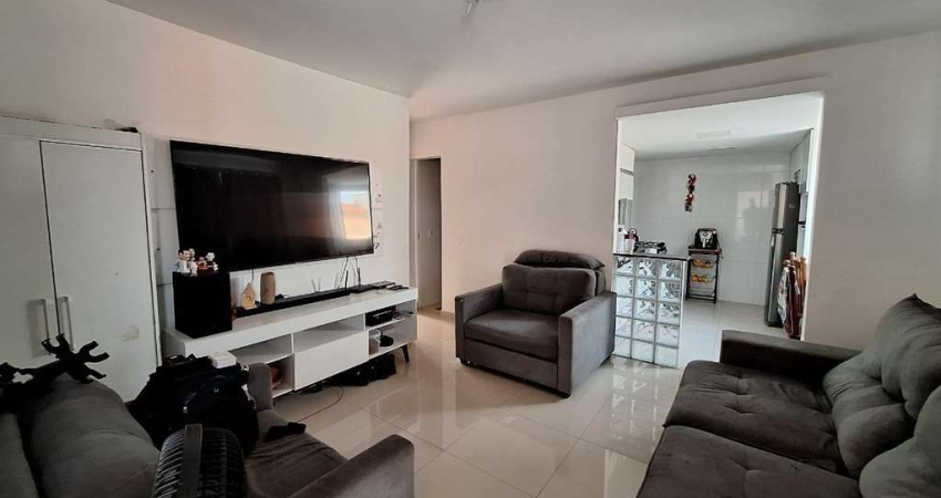 Excelente casa linear reformada com varanda gourmet para venda no Cond. Village do Horto.