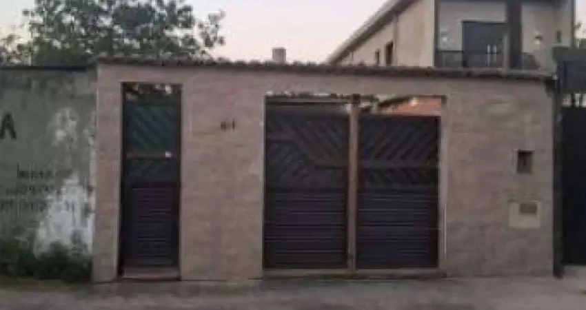 Casa à venda na Rua Dirceu Cunha Martins, 64, Vila Iolanda, São Vicente